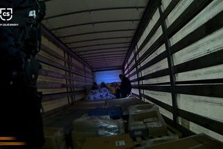 Turecký kamion převážel migranty, schovávali se za paletami s autodíly - Novinky